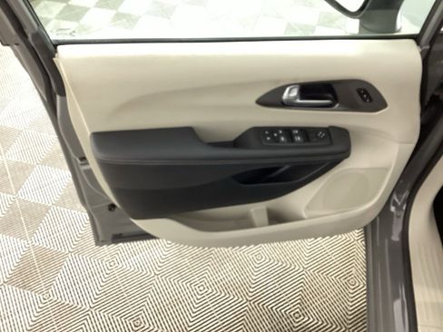 Used 2023 Chrysler Pacifica Touring-L image 20