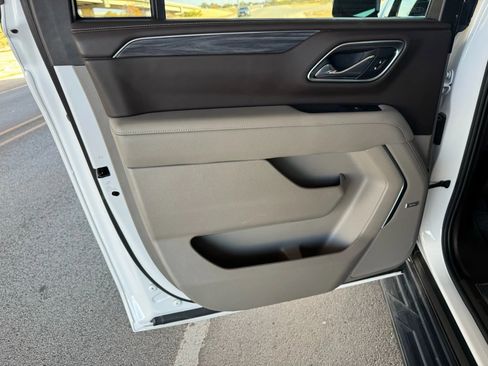 Used 2021 GMC Yukon XL SLT w/ Rear Media and Nav Package image 18