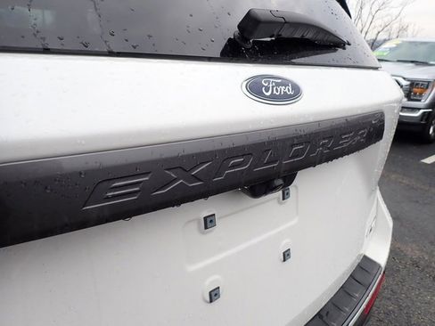 Used 2023 Ford Explorer XLT w/ Equipment Group 202A image 6