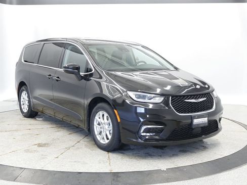 Certified 2023 Chrysler Pacifica Touring-L FWD image 10