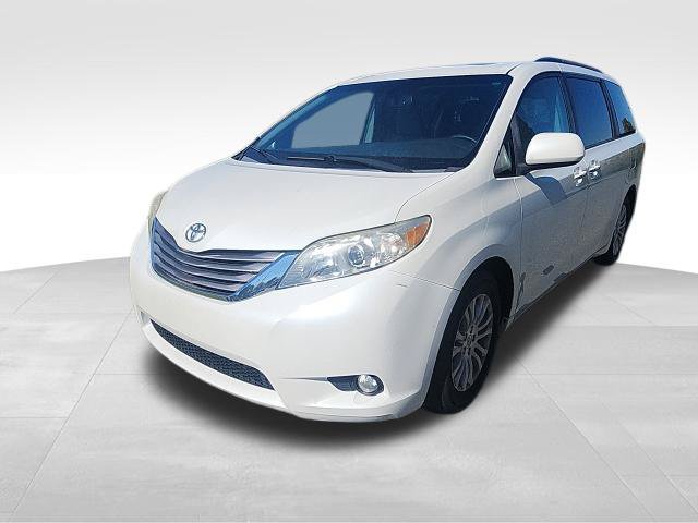 Used 2015 Toyota Sienna XLE w/ XLE Navigation Package FWD image 3