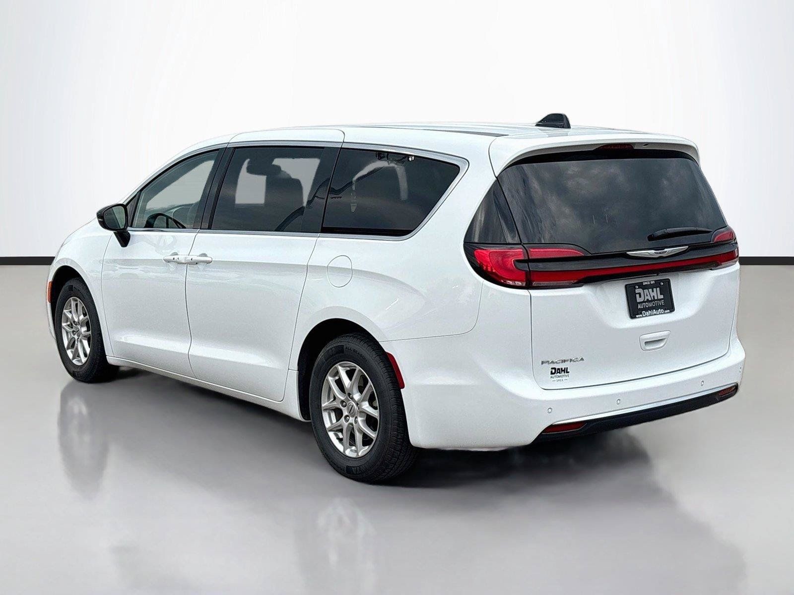 Certified 2025 Chrysler Pacifica Select FWD image 10