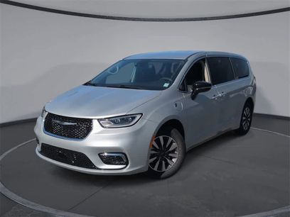 Used 2024 Chrysler Pacifica Select