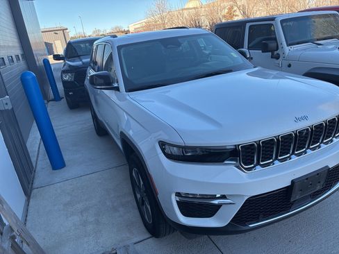 Used 2022 Jeep Grand Cherokee Limited w/ Luxury Tech Group II image 2