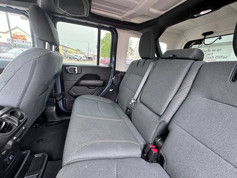 Used 2025 Jeep Wrangler Unlimited Sahara AWD/4WD image 16
