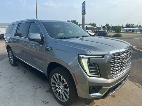 Used 2025 GMC Yukon XL Denali AWD/4WD image 3