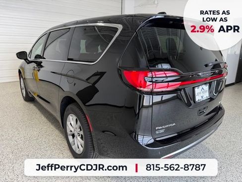New 2027 Chrysler Pacifica Select AWD/4WD image 5