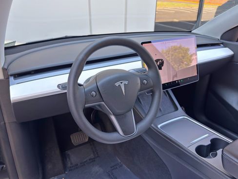 Used 2021 Tesla Model Y Long Range image 14