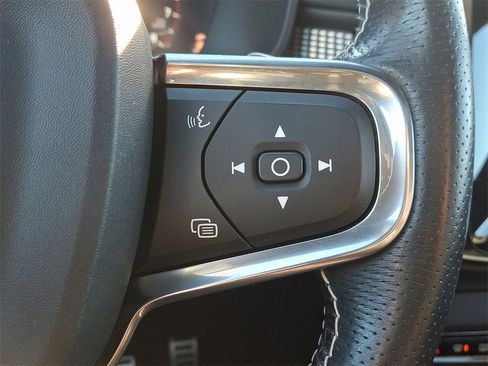 Used 2019 Volvo XC40 T5 R-Design image 23