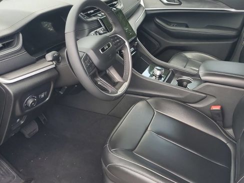 Used 2025 Jeep Grand Cherokee Limited AWD/4WD image 11