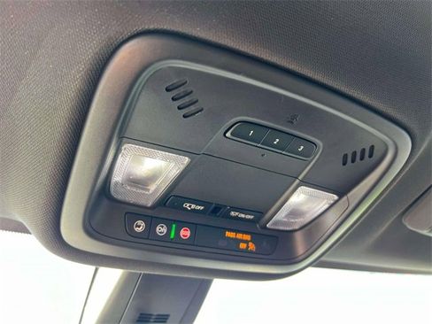 Certified 2023 Chevrolet Traverse LT w/ Rear Camera Mirror Package image 32