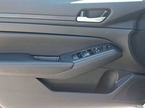 Used 2025 Nissan Altima 2.5 SV image 11