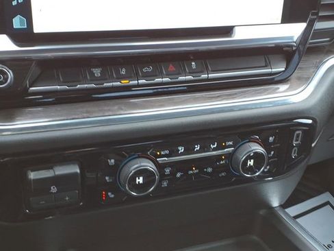 Used 2024 Chevrolet Silverado 2500 LTZ w/ LTZ Convenience Package image 10