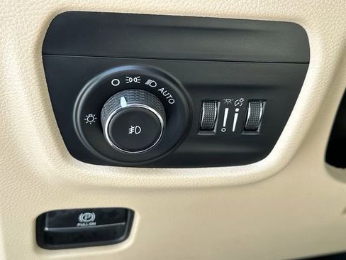 Used 2022 Jeep Grand Cherokee L Limited AWD/4WD image 30