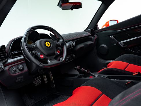 Used 2015 Ferrari 458 Speciale Coupe RWD image 2