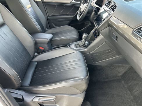 Used 2022 Volkswagen Tiguan SE FWD image 9