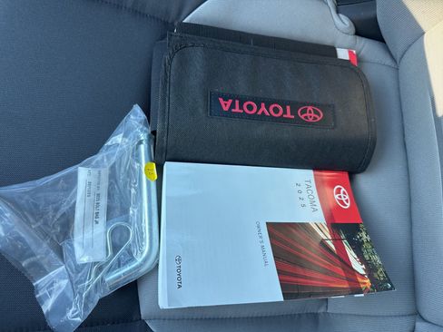 Used 2025 Toyota Tacoma TRD Sport image 34