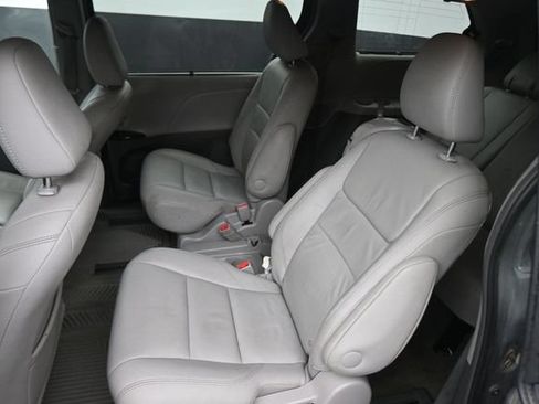 Used 2016 Toyota Sienna XLE FWD image 18