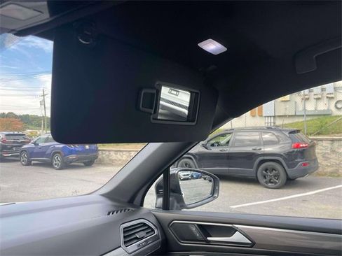 Used 2022 Volkswagen Tiguan SE R-Line image 32