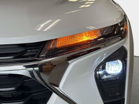 Used 2025 Chevrolet Trax LS w/ LS Convenience Package image 10