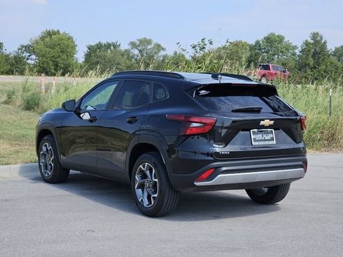 Used 2026 Chevrolet Trax LT FWD image 5