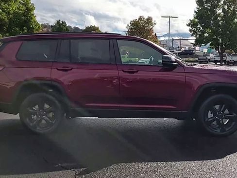 New 2025 Jeep Grand Cherokee L Altitude image 9