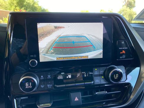 Used 2024 Toyota Highlander LE FWD image 60