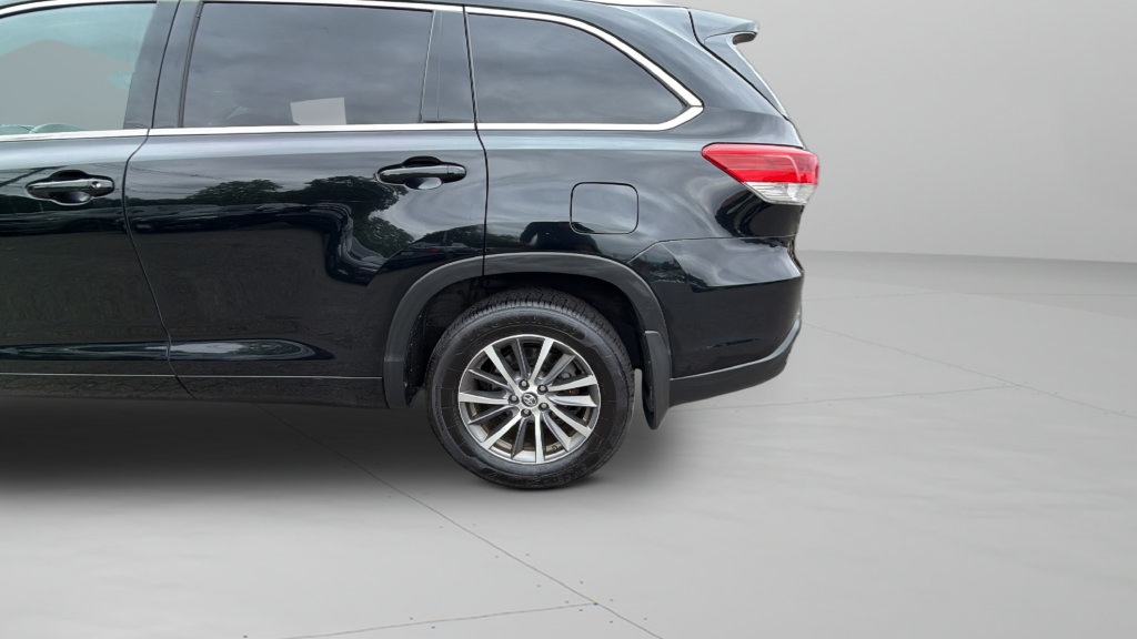 Used 2018 Toyota Highlander XLE AWD/4WD image 32