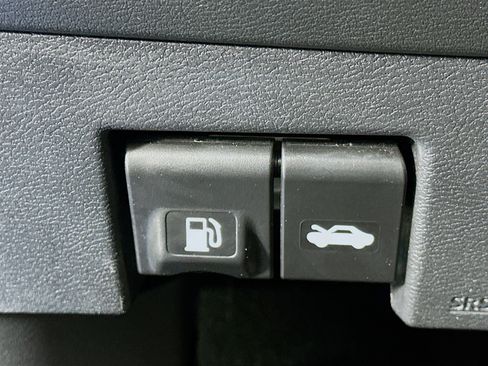 Used 2024 Nissan Versa SR image 17