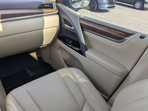 Used 2019 Lexus LX 570 4WD w/ Luxury Package image 18