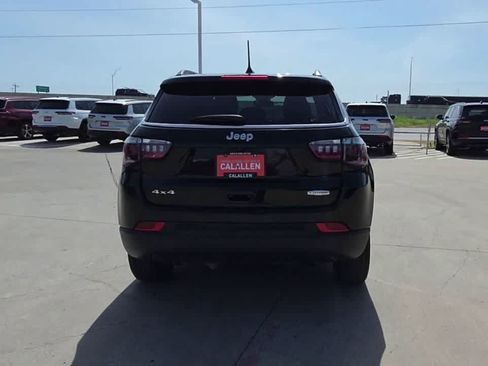 Used 2025 Jeep Compass Latitude w/ Sun & Sound Group AWD/4WD image 7