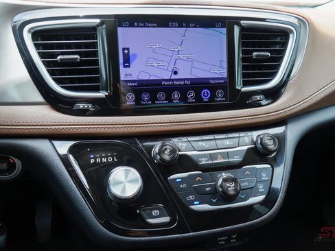 Used 2017 Chrysler Pacifica Limited image 34