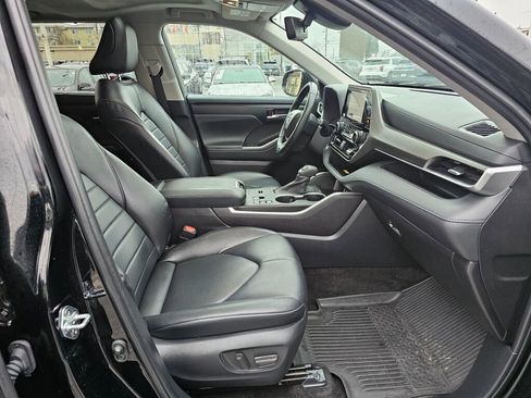 Used 2023 Toyota Highlander XLE image 11