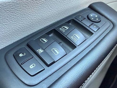 Used 2023 Chrysler Pacifica Touring-L FWD image 16