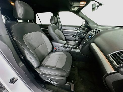 Used 2017 Ford Explorer XLT w/ Equipment Group 201A FWD image 32