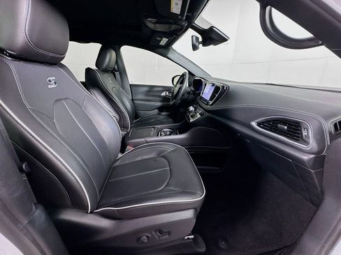 Used 2024 Chrysler Pacifica Limited w/ S Appearance Package image 35