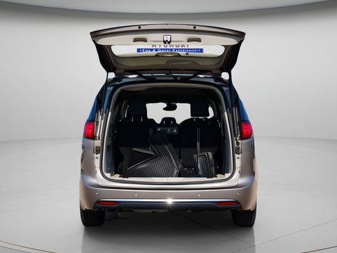 Used 2018 Chrysler Pacifica Touring-L w/ Advanced Safetytec Group FWD image 10