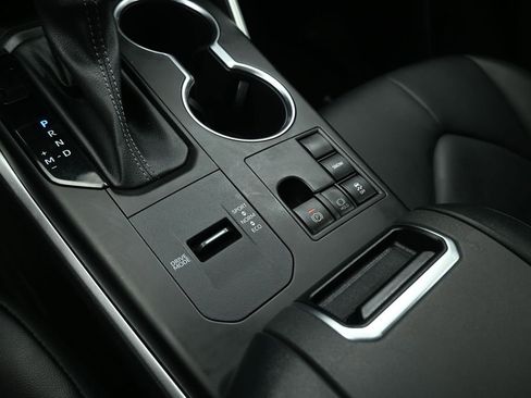 Used 2023 Toyota Highlander XLE image 18