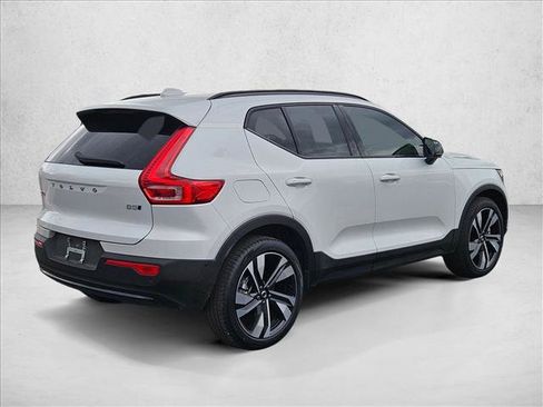 Used 2025 Volvo XC40 B5 Plus image 5