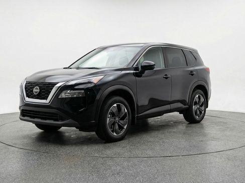 Used 2025 Nissan Rogue SV image 3
