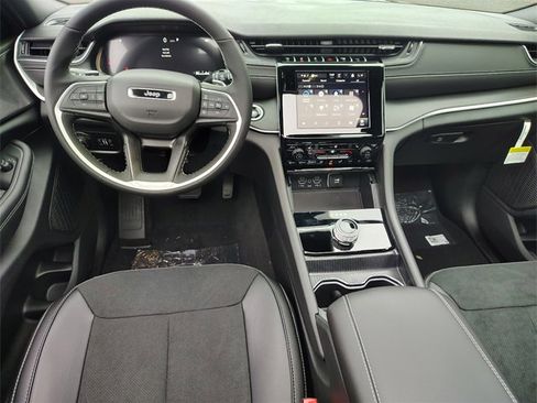 New 2025 Jeep Grand Cherokee Altitude image 16