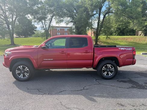 Used 2018 Toyota Tacoma TRD Sport AWD/4WD image 8