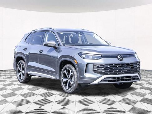 Used 2025 Volkswagen Tiguan SE image 8