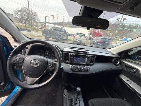 Used 2018 Toyota RAV4 LE image 9