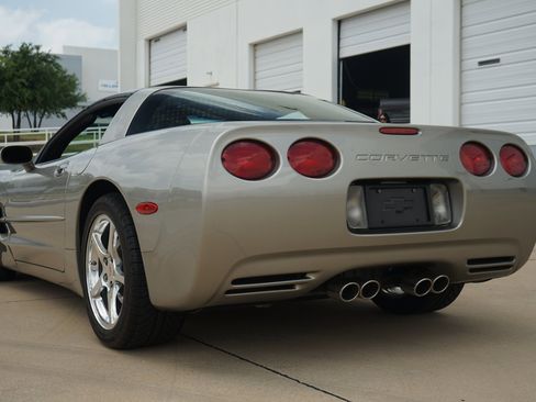 Used 2000 Chevrolet Corvette Coupe w/ Memory Pkg RWD image 9