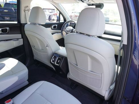 Used 2025 Kia Sorento EX w/ Panoramic Sunroof Package FWD image 11