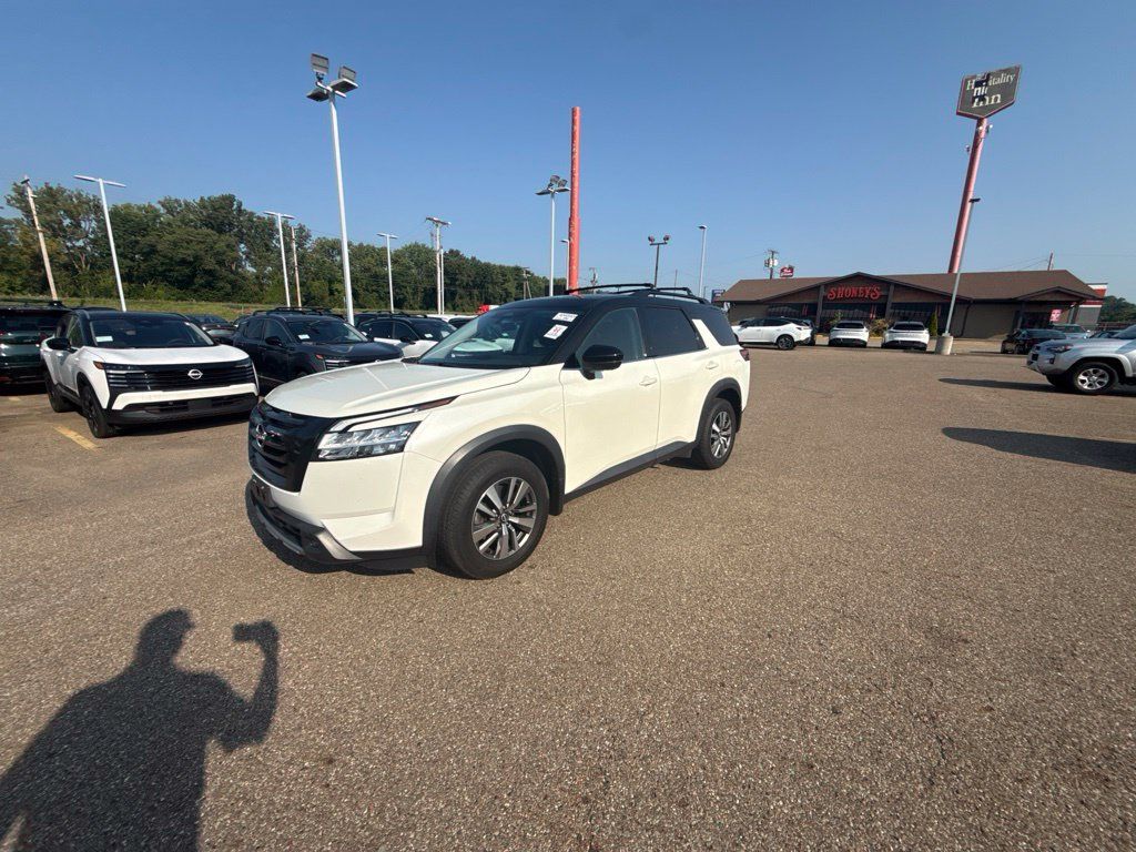 Used 2023 Nissan Pathfinder SL w/ Black Appearance Package AWD/4WD image 4