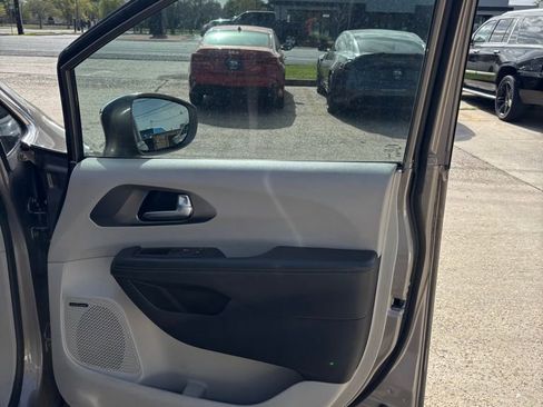 Used 2017 Chrysler Pacifica Limited image 19