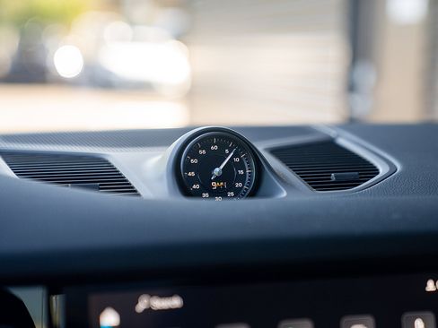 Certified 2025 Porsche Cayenne Coupe image 12