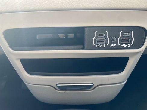 Used 2024 Chrysler Pacifica Touring-L image 33